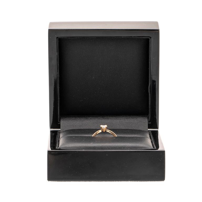 Ring "Maui" solitär 18K guld med prinsesslipad diamant Schalins.