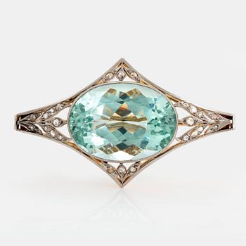 1024. An 18K gold and platinum brooch set with a faceted aquamarine weight ca 34.00 cts.