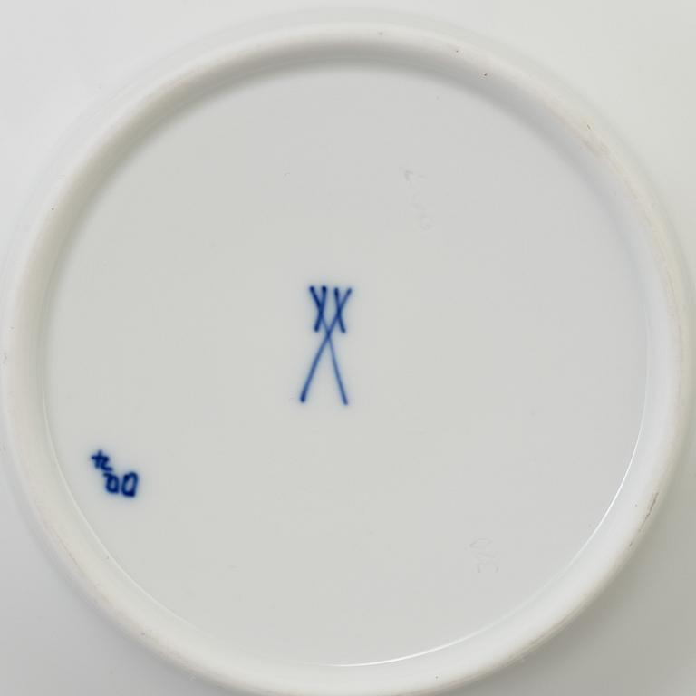 CRÈMEKOPPAR med LOCK och FAT, 12 st, BÄRTALLRIKAR, 12 st, samt DJUP TALLRIK, porslin, Meissen, 1900-tal.