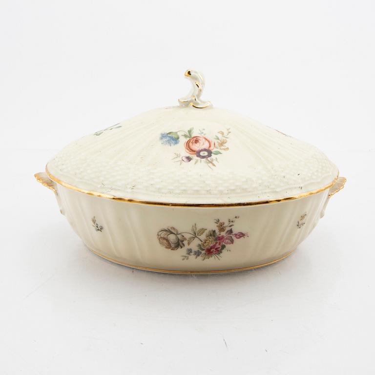 A dinner service, 98 pcs "Frijsenborg" Royal Copenhagen porcelain.