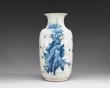 A large blue and white vase, late Qing dynasty.