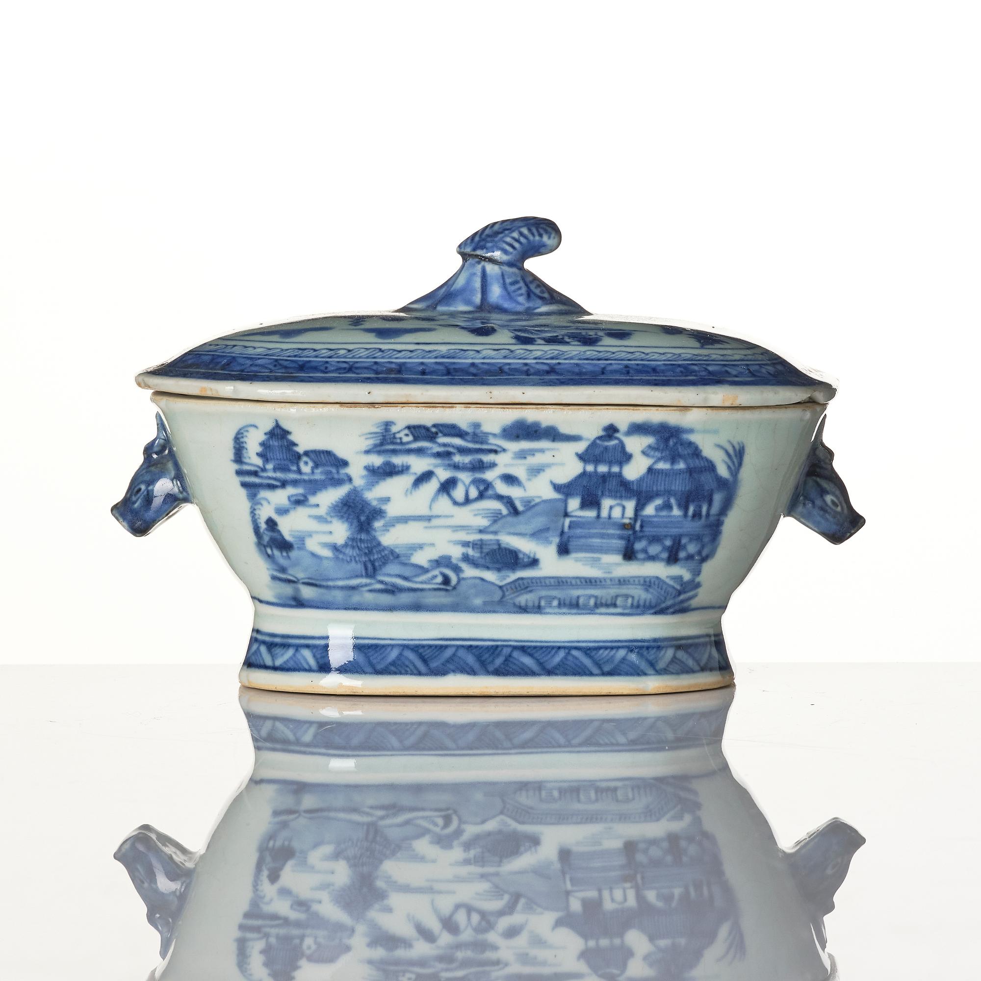 A Chinese blue and white porcelain service, 16 pieces, Qing dynasty, Qianlong (1736-95).