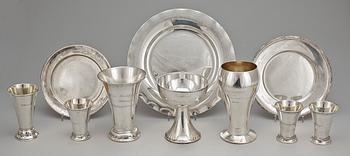 BÄGARE, 7st samt FAT, 3st, silver, bland annat C G Hallberg Stockholm 1907. Total vikt ca 1300g.