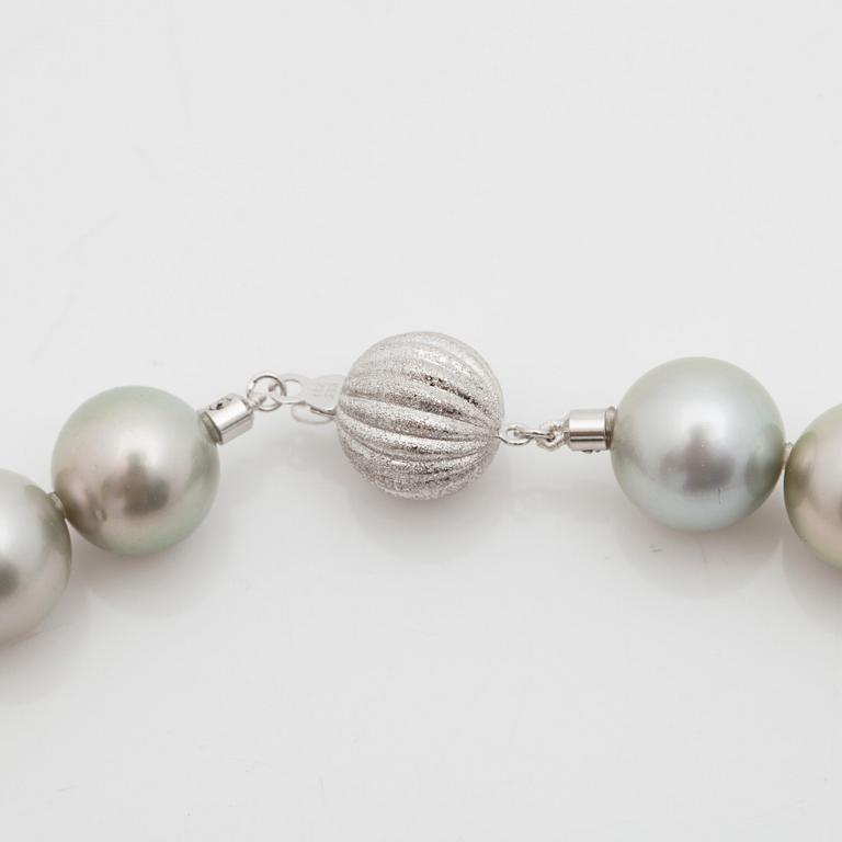 A cultured Tahitian pearl necklace. Pearls Ø 12.2 - 14.9 mm.