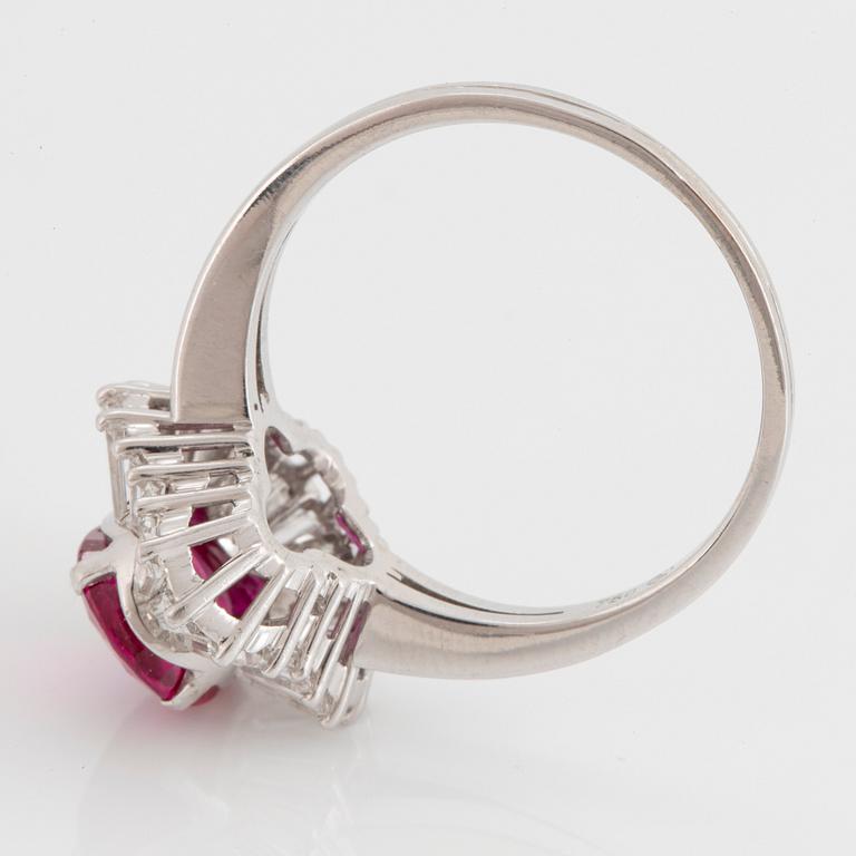 Ring 18K vitguld med en cushionformad fasettslipad rubin 2.52 ct enligt medföljande Gübelincertifikat.