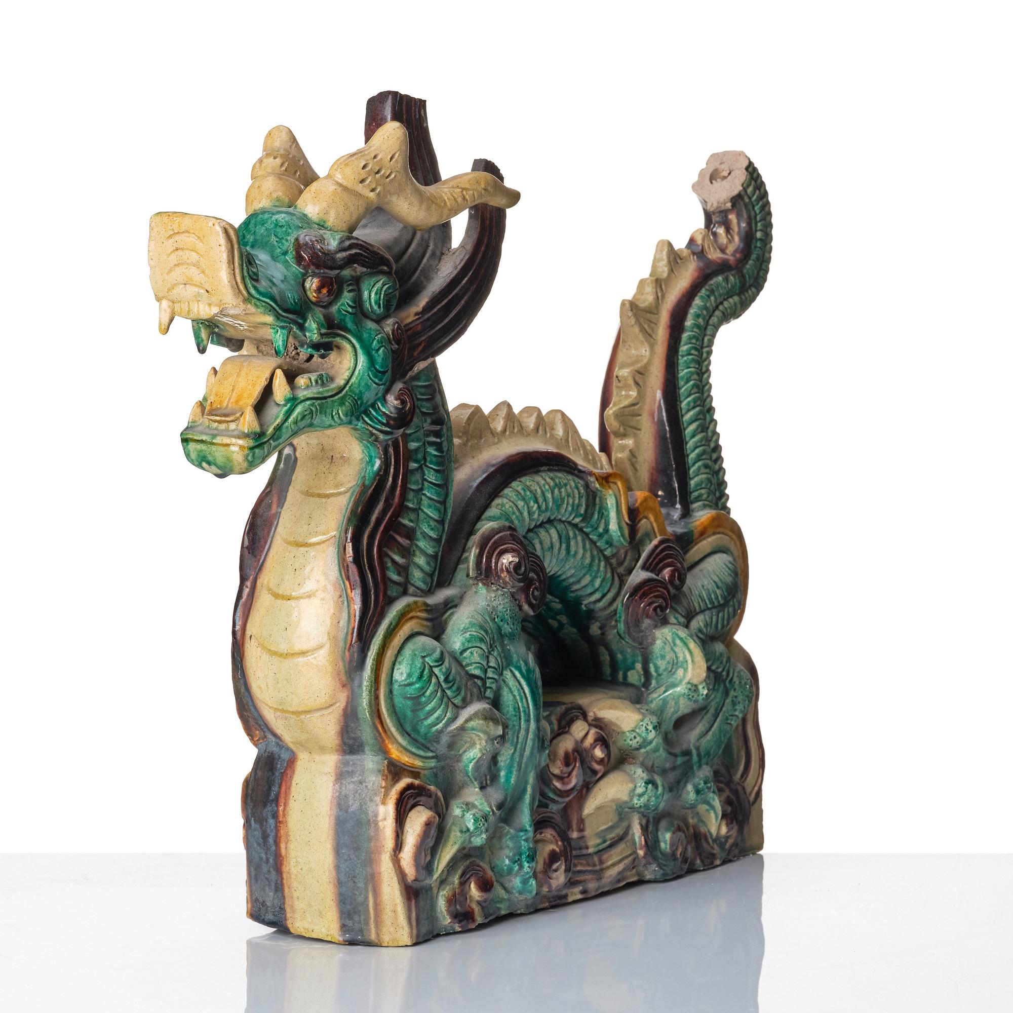 Taktegel/dekorelement, lergods. Qingdynastin (1644-1912).