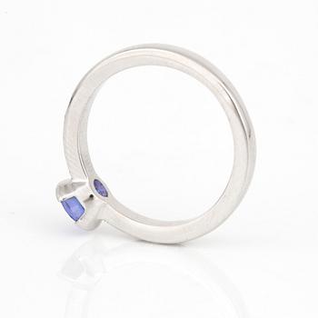 RING med blandslipad tanzanit och diamanter.