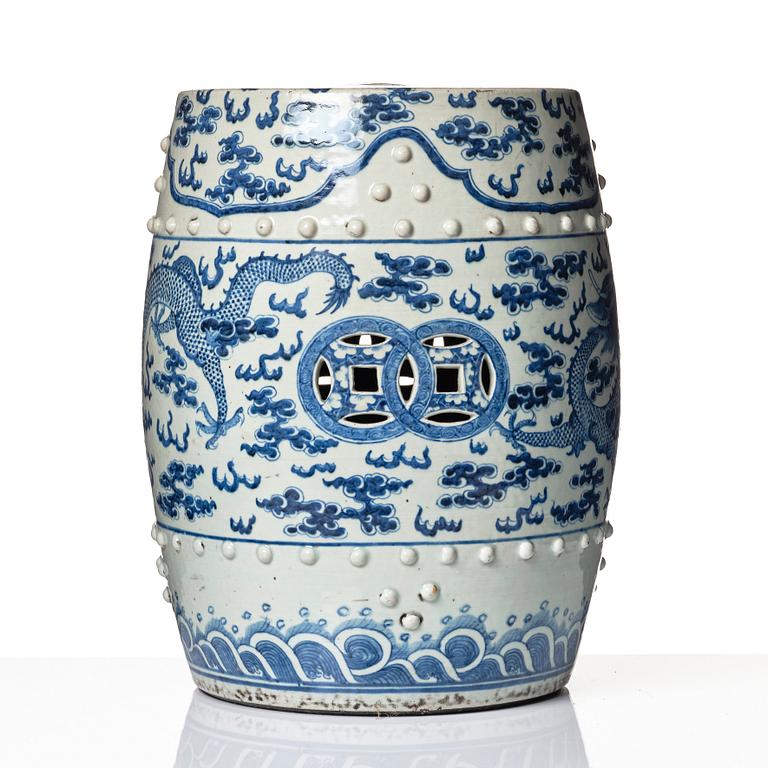 A blue and white four clawed dragon garden seat, Qing dynasty, 19th Century.