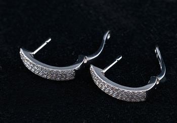 A PAIR OF EARRINGS, brilliant cut diamonds c. 0.60 ct. 18K white gold. Weight 4 g.