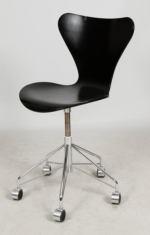 SNURRSTOL, "Sjuan", Arne Jacobsen för Fritz Hansen.