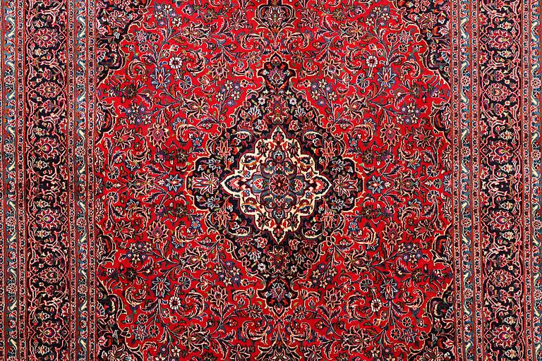 A carpet, Kashan, ca 389 x 300 cm.