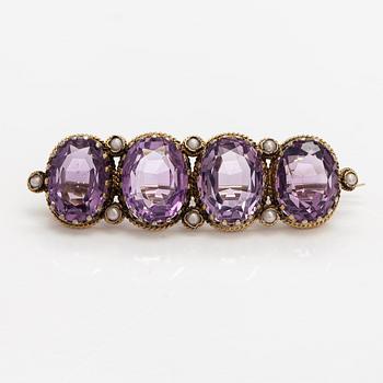 A necklace, bracelet and two brooches in gilded silver and with amethysts and pearls.