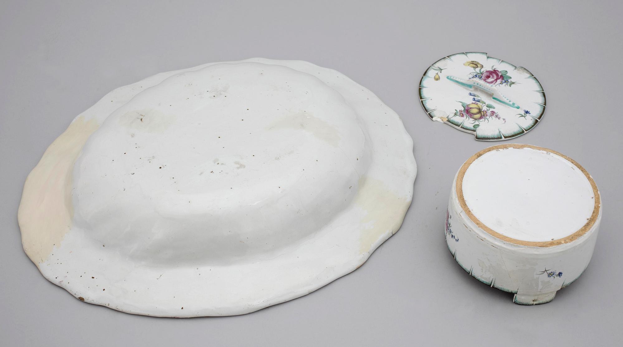 PARTI FAJANS, smörask samt fat, sekelskiftet 1900.