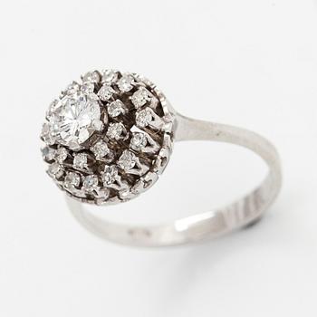 An 18K whitegold cluster ring set with a brilliant- and single-cut diamonds.