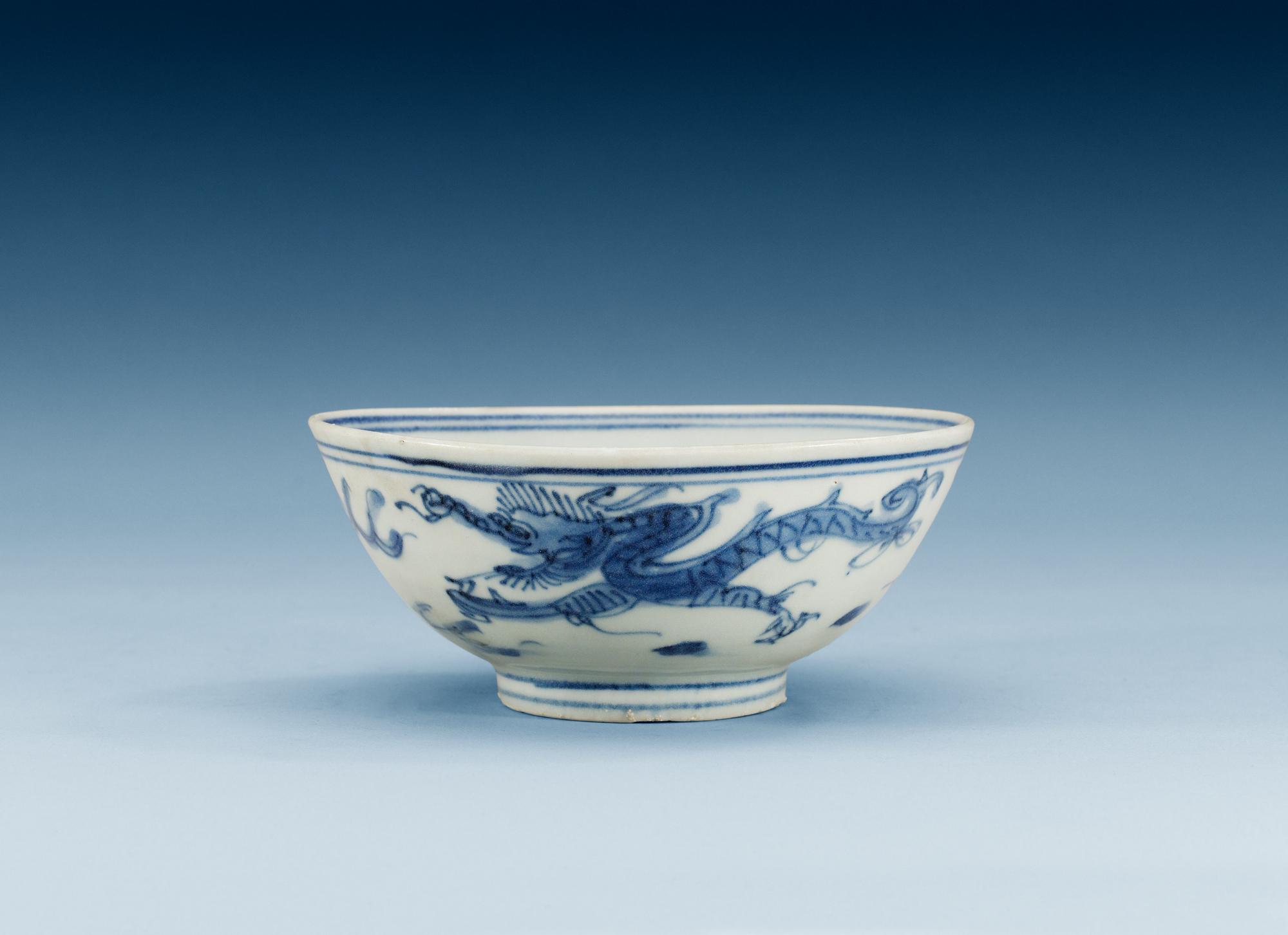 A blue and white bowl, 17th Century.