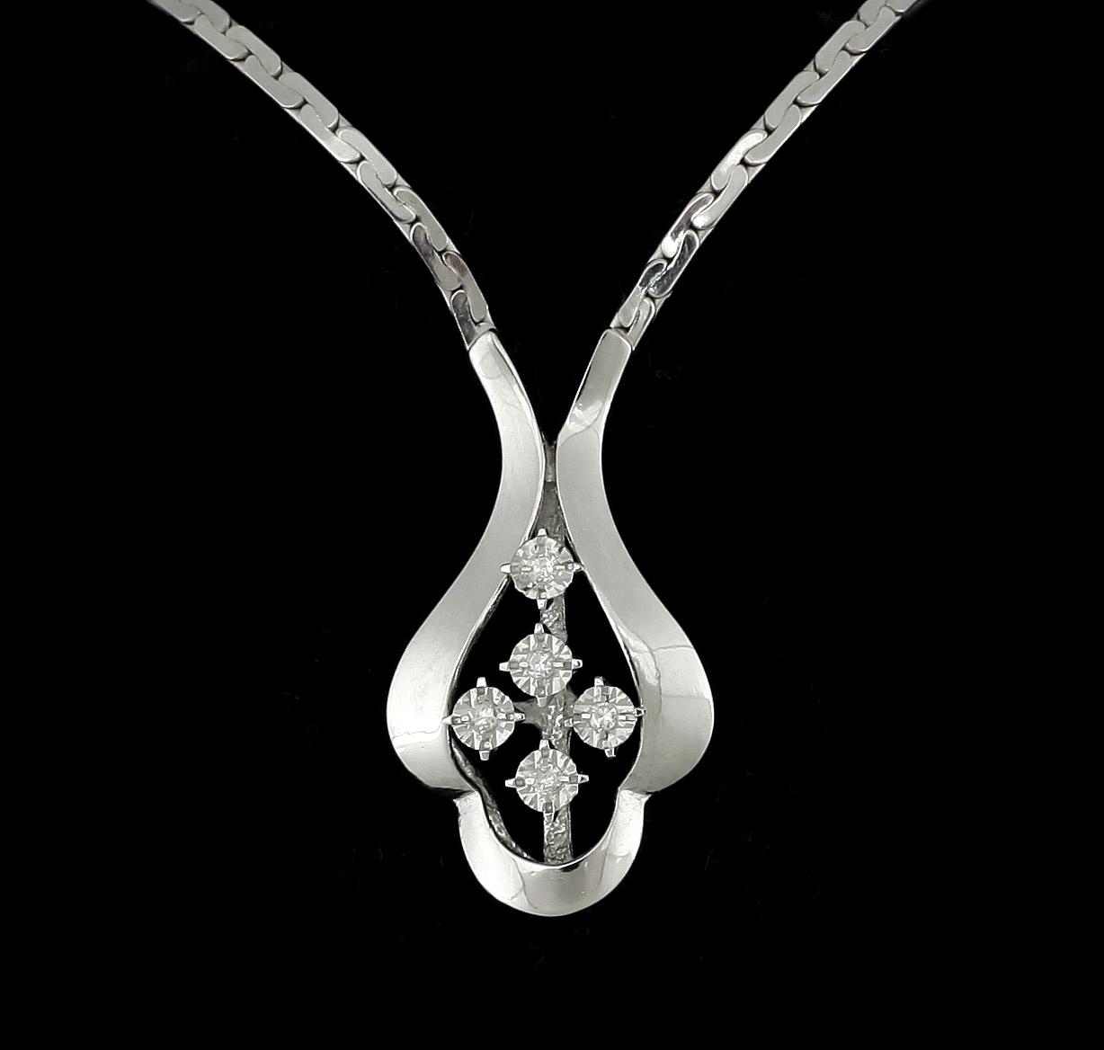 COLLIER, 18k vitguld med 5 små briljatslipade diamanter, tot ca 0,025 ct. Vikt ca 10 gram.