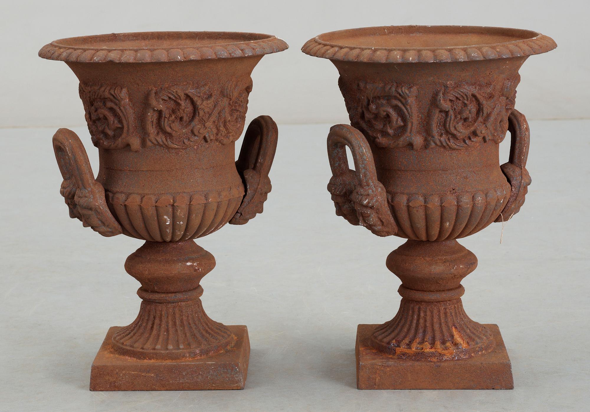 TRÄDGÅRDSURNOR, ett par, gjutjärn, 1900/2000-tal.