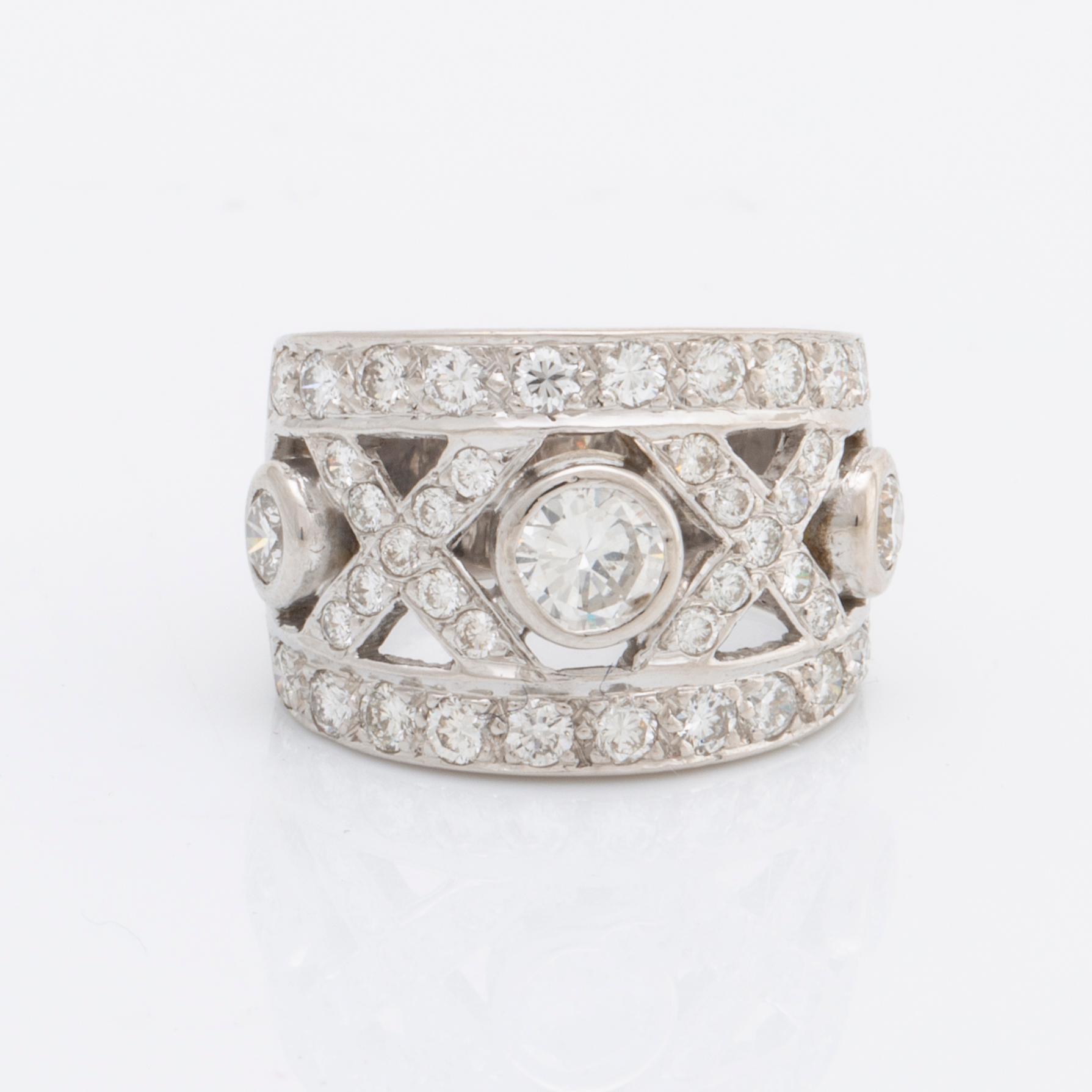 DIAMOND RING 18K whitegold with brilliant-cut diamonds approx 1,5 ct in total.