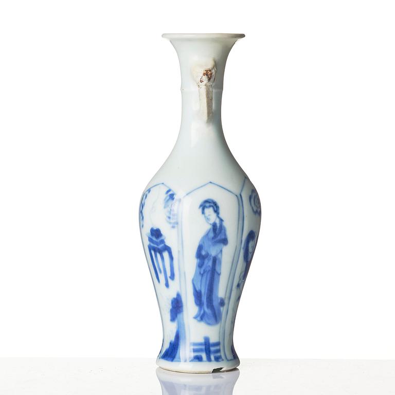 Two blue and white 'lange lisen' vases and a ewer, Qing dynasty, Kangxi (1662-1722).