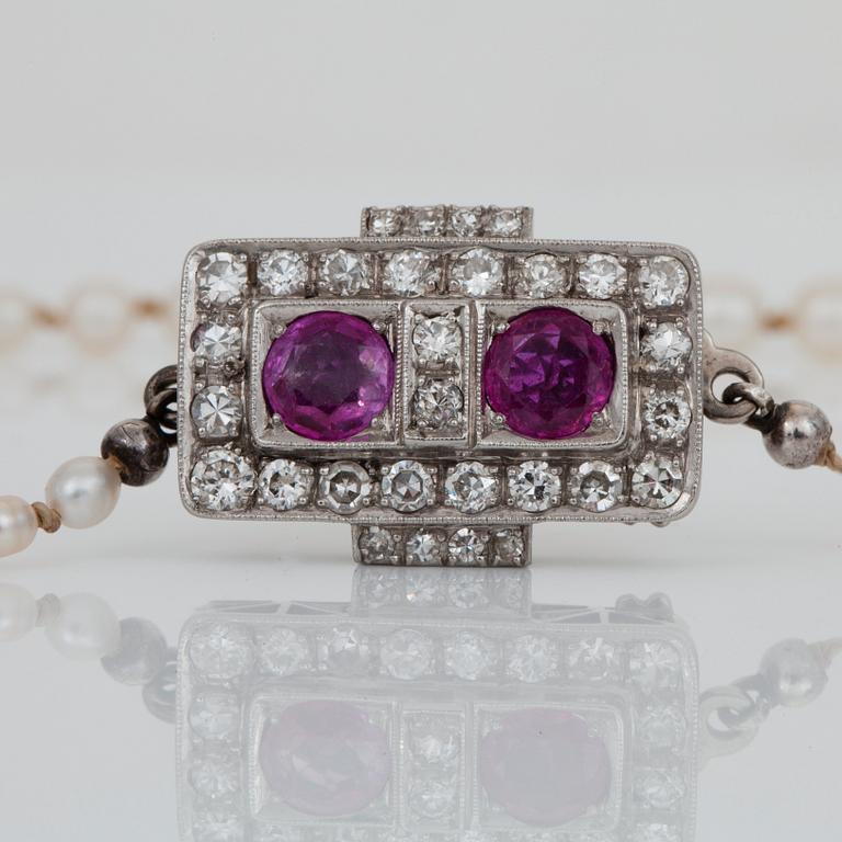 PÄRLCOLLIER med orientaliska pärlor, Ø 2.6 - 10.3 mm lås med diamanter samt en naturlig och en syntetisk rubin.