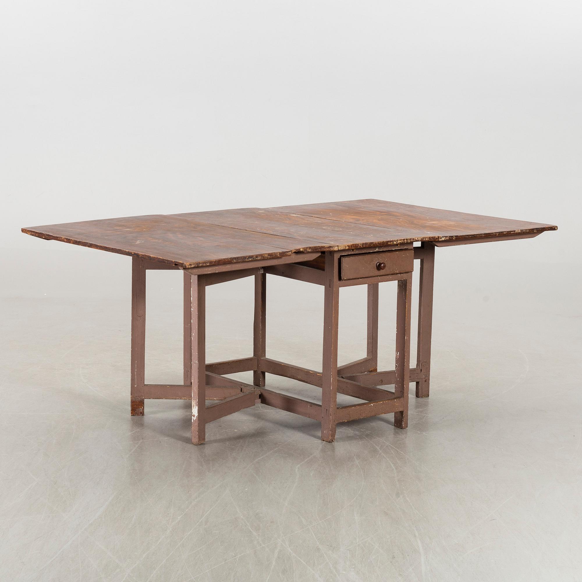 A 19TH CENTURY GATELEG TABLE.