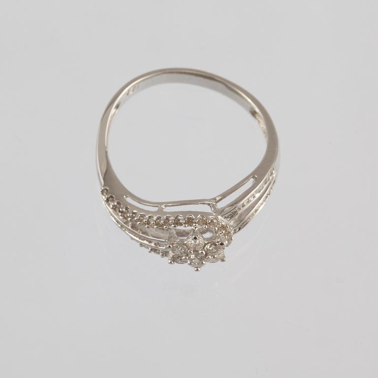 RING, 18k vitguld med briljant och baguettslipade diamanter, 0.47 ct. Vikt 2 g.