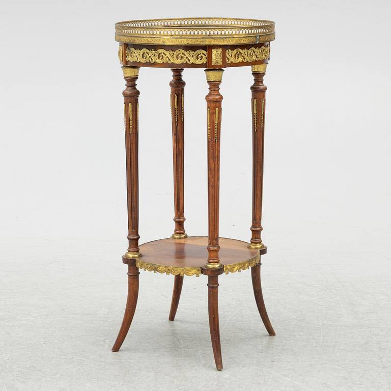 Sidobord, Louis XVI-stil, omkring år 1900, saluförd av Myrstedt & Stern i Stockholm.