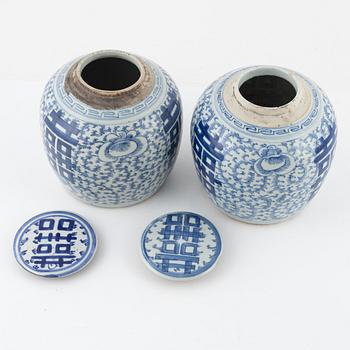 Bojaner med lock, 2 st, porslin Kina, Qingdynastin, 1800-tal.