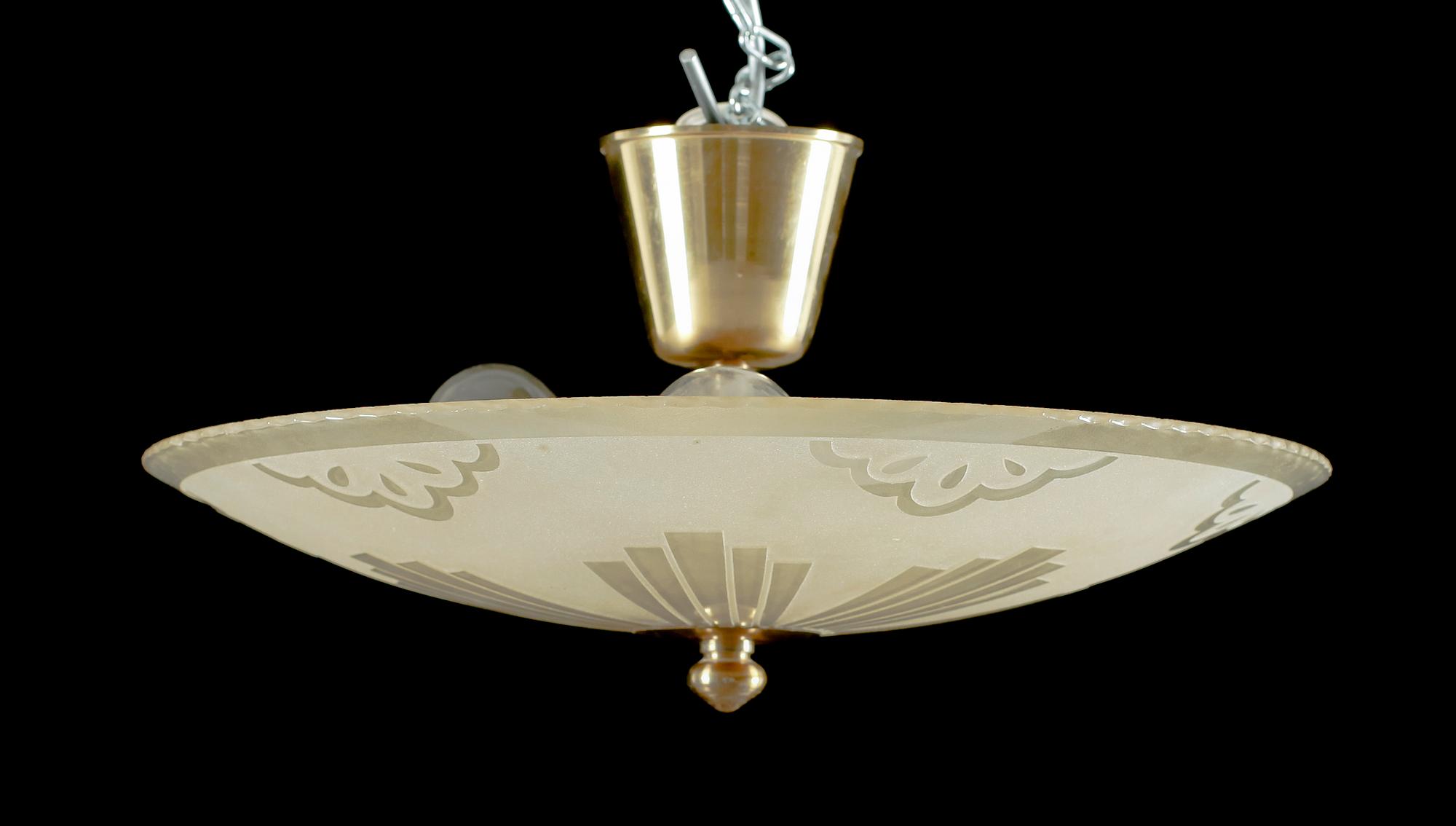 TAKPLAFOND, råglasskiva, 1900-talets första hälft. Höjd ca 20 cm.