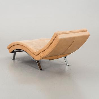 LIGGFÅTÖLJ, skinn, 2000-tal.