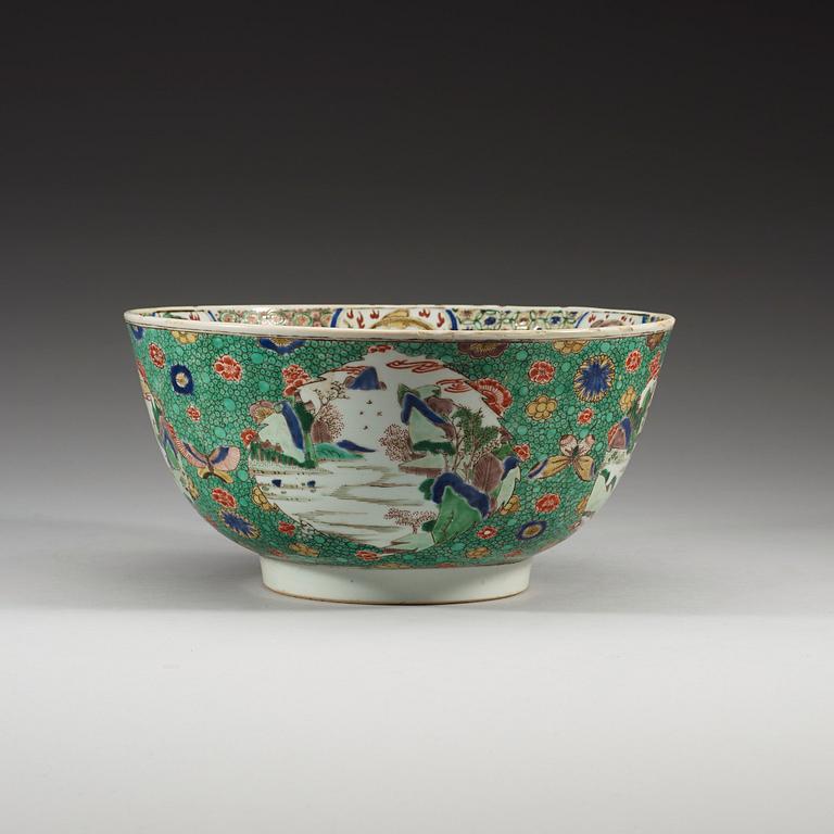 A famille verte punch bowl, Qing dynasty, Kangxi (1662-1722).