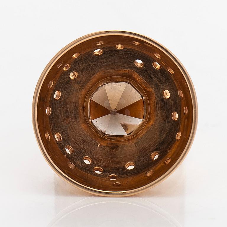 Sormus, savukvartsi, 14K kultaa, suunnittelu Li Helo, Westerback, Helsinki 1963.