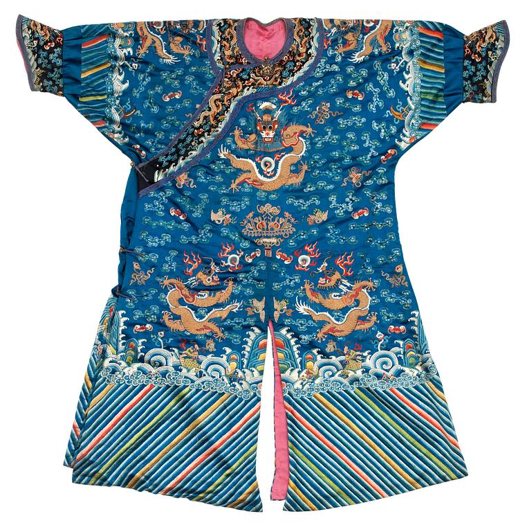 ROBE, embroidered. China around 1900. Height 133 cm.