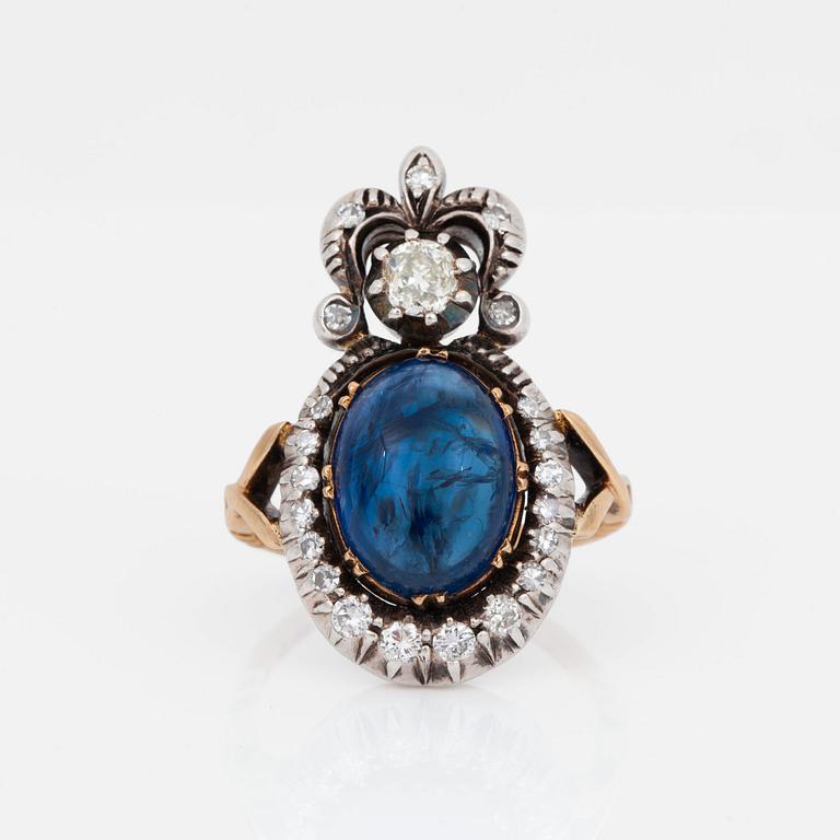 RING med cabochonslipad safir ca 5.16 ct samt gammalslipade diamanter totalt ca 0.60 ct.
