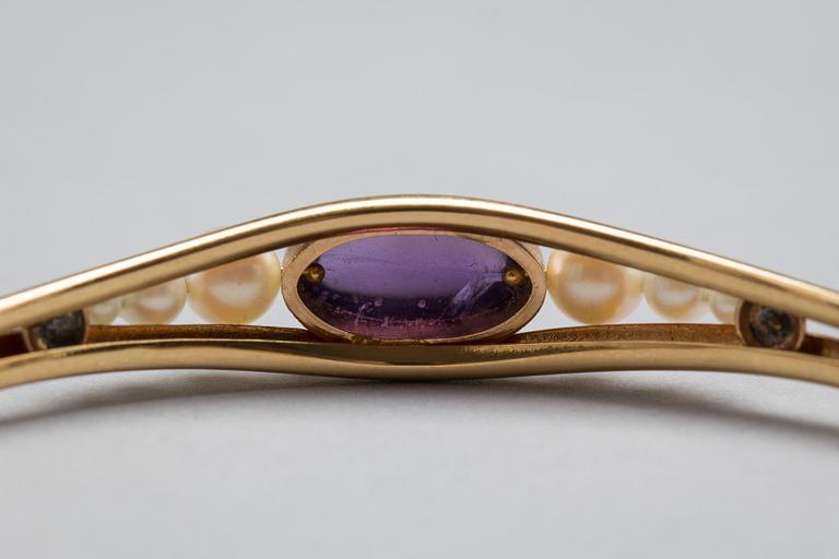 ARMBAND, 18 k guld med cabochonslipad ametist samt odlade pärlor, Alton, Falköping, 1966. Vikt ca 9 gram.