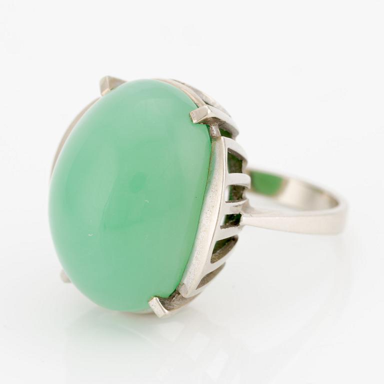 Ring, cocktail ring, 14K white gold with cabochon-cut chrysoprase.