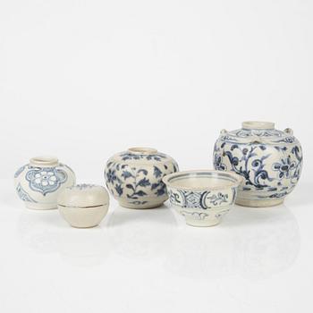 Krukor, tre stycken samt ask med lock och skål, keramik. Sydostasien, 1500-/1700-tal.