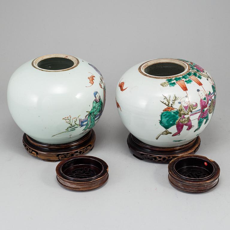 Two Chinese jars, Qing dynasty, circa 1900.
