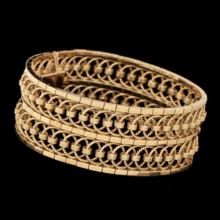 ARMRING, 18k guld, 1900-tal. Vikt 63 g.