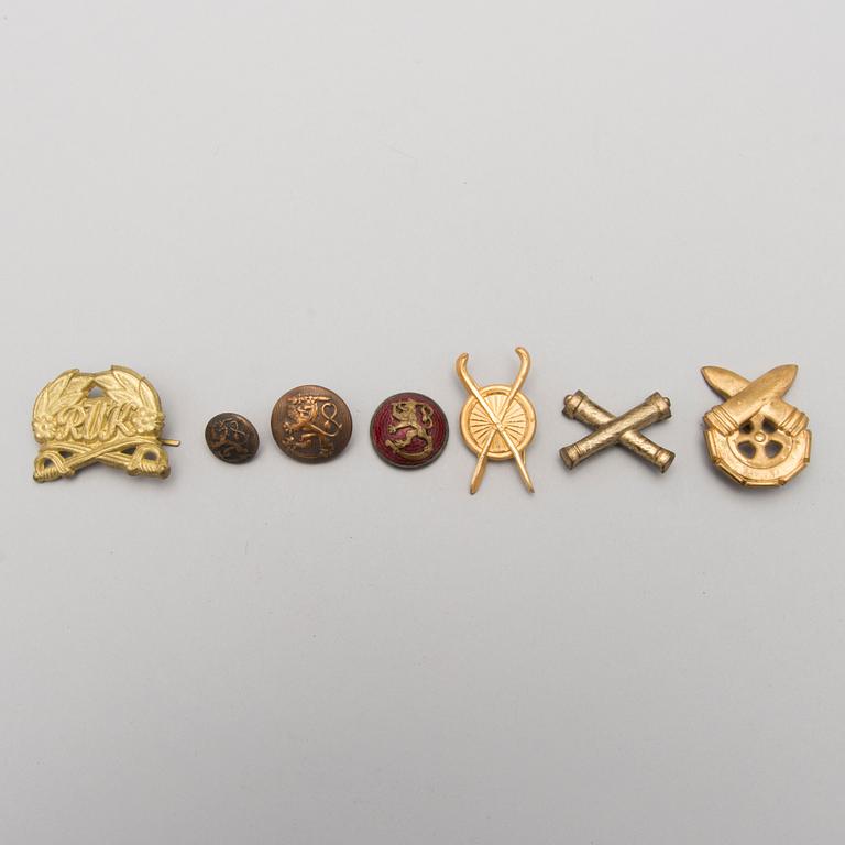 PARTI EPÅLETTER, TECKEN OCH KNAPPAR, cirka 65 st, Finland, 1900-talets första hälft/-mitt.