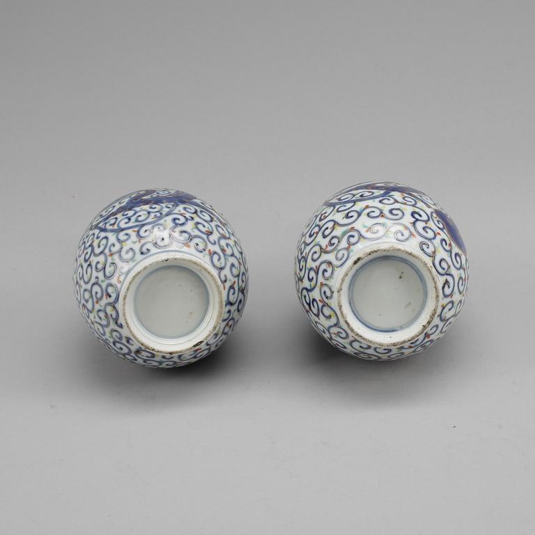 VASER, ett par, porslin Kangxi-stil, 1800-tal.