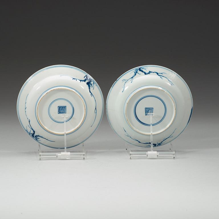 A pair of blue and white dishes, Qing dynasty Kangxi (1662-1722).