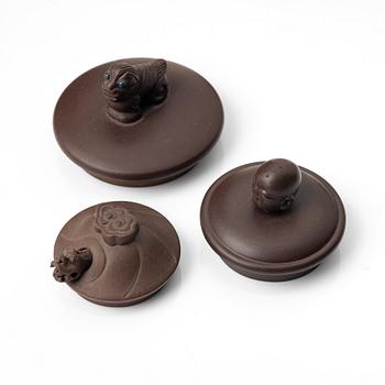 A group of three Chinese yixing teapots, 1980s.