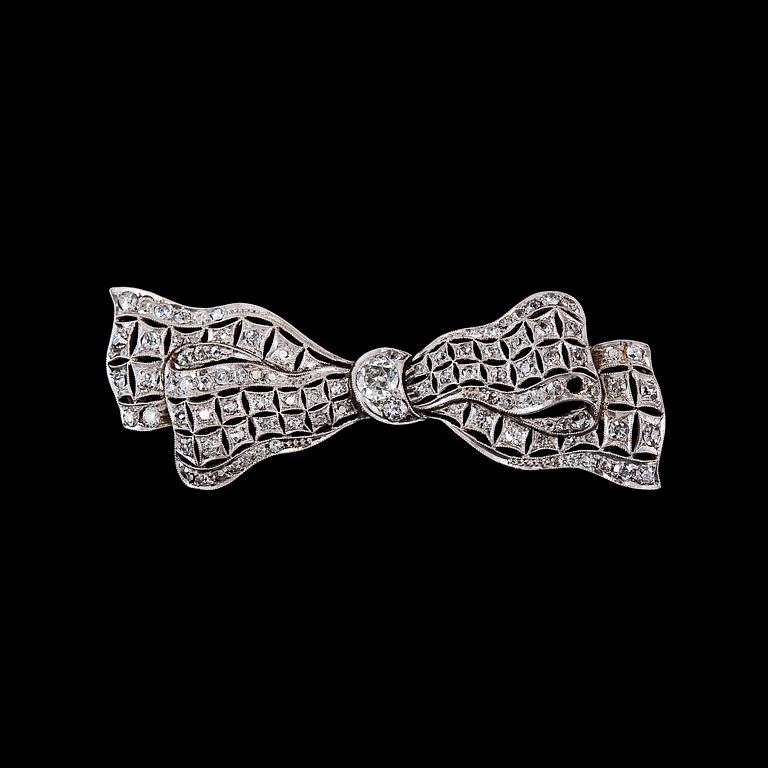 BROOCH, 100 old cut diamonds c. 1.80 ct.