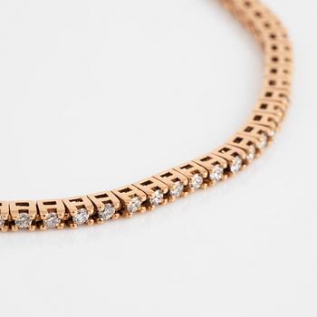 A TENNIS BRACELET in 18K gold set with round brilliant-cut diamonds.