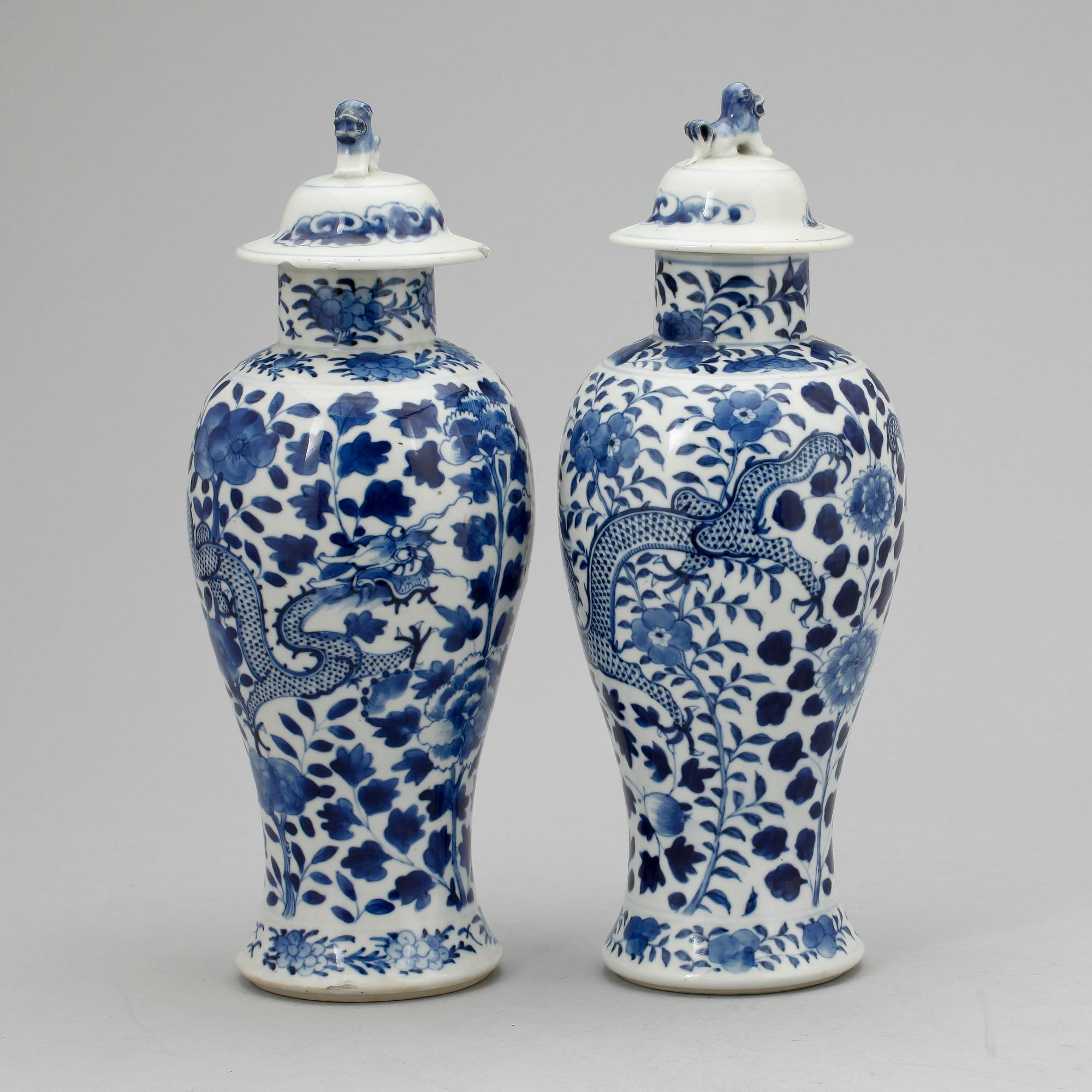 URNOR MED LOCK, 2 st, porslin, Kangxistil, Kina 1900-tal.