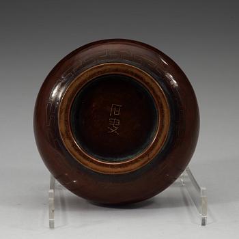 A copper alloy brush pot, late Qing dynasty (1644-1912).