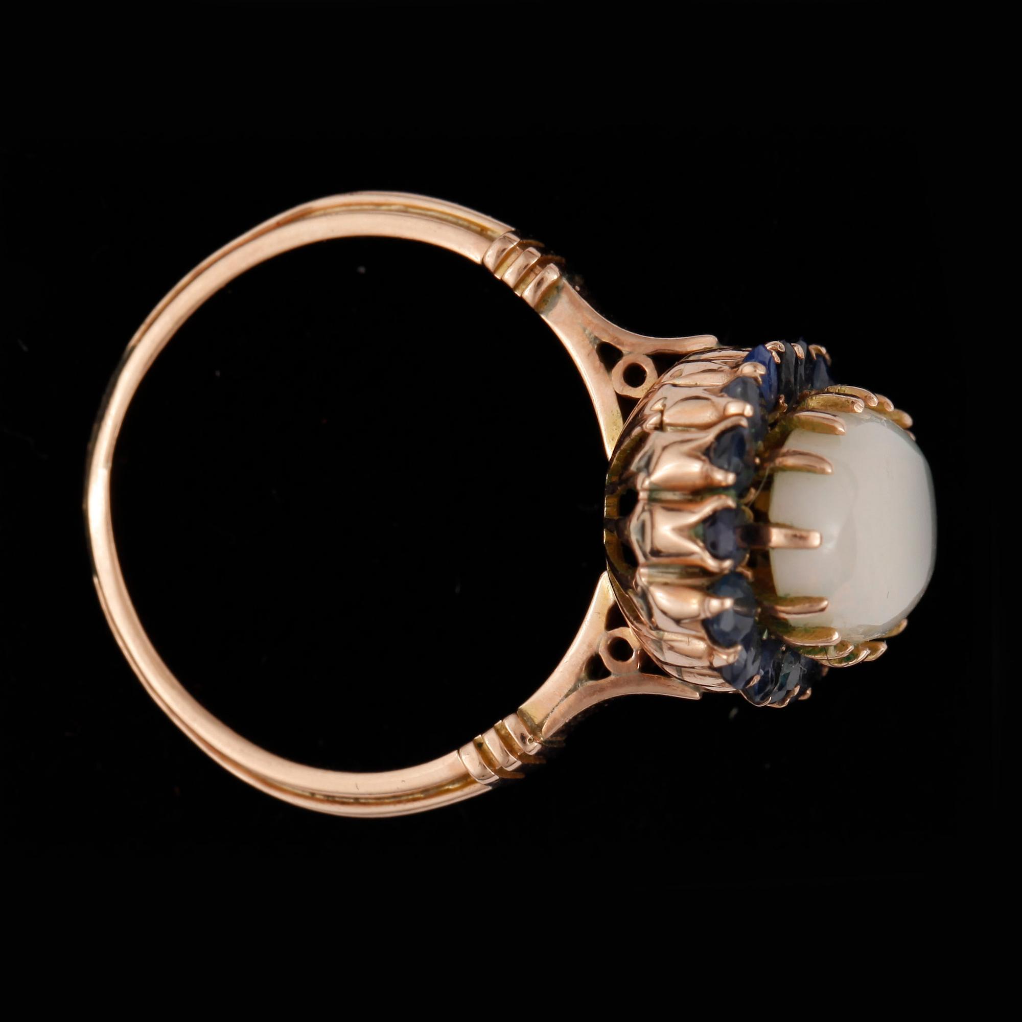 RING, 14k guld med opal och 18 små safirer. Vikt ca 5 gram.