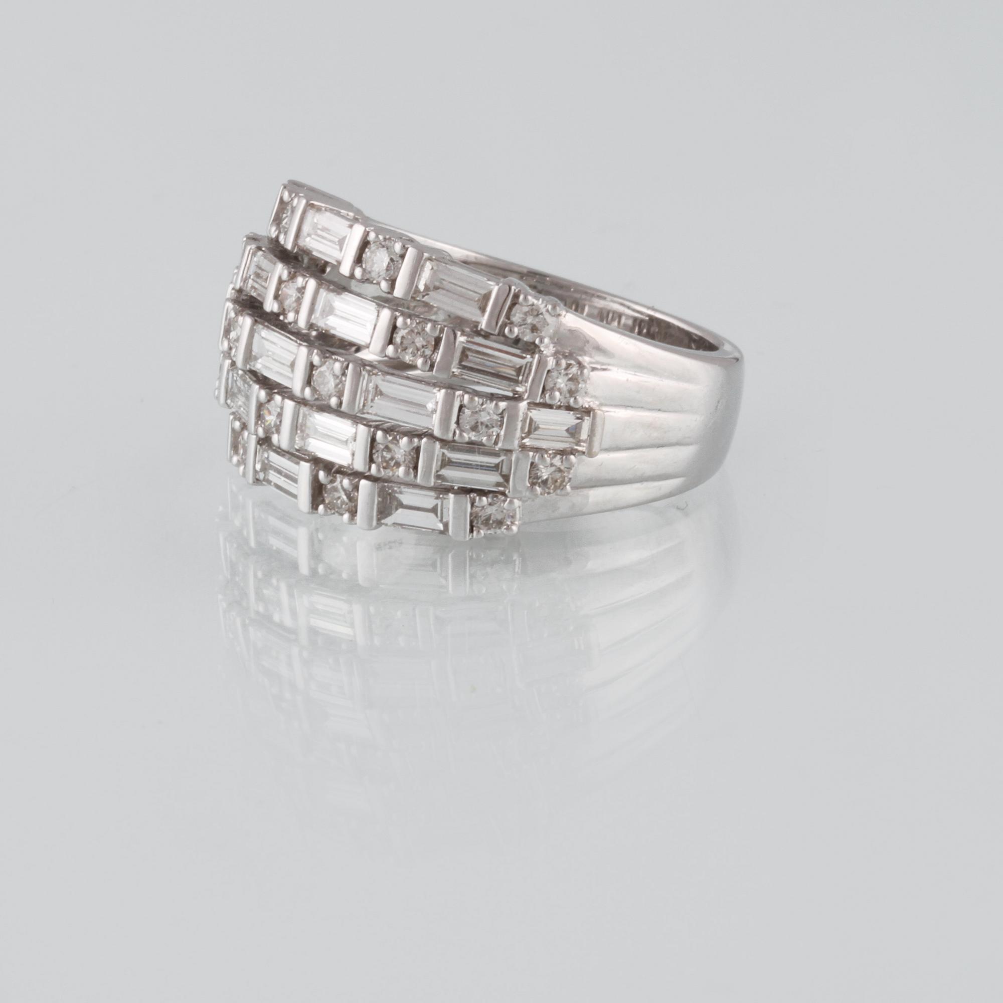 RING, 18K vitguld med 22 briljantslipade och 19 baguettslipade diamanter ca 2.26 ct. Vikt 11,1 gram.