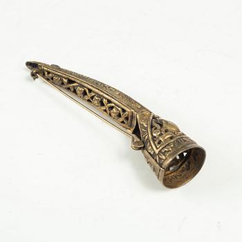 Figuriner, två stycken, samt nagelskydd och bönesnurra, sen Qingdynasti/tidigt 1900-tal.